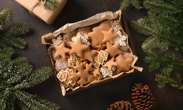Leckere, selbstgemachte Weihnachtskekse in Stern- und Baumform, verpackt als liebevolle Weihnachts giveaways.