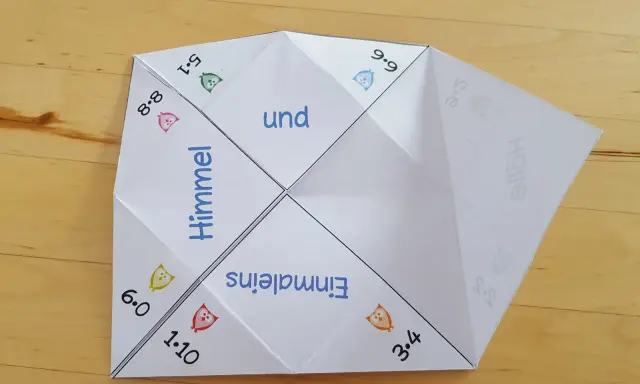 Ein selbstgebastelter Schnapper mit Zahlen und Begriffen wie "Himmel" und "Einmaleins".