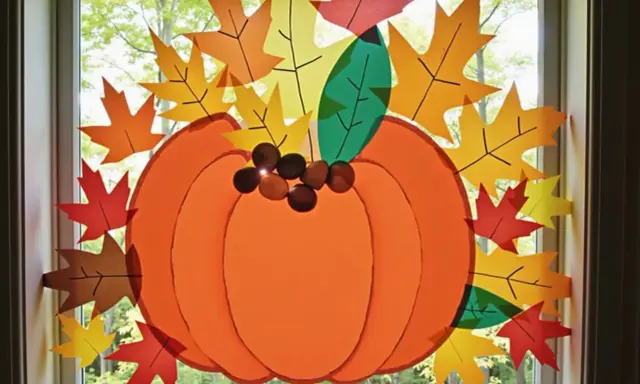 Herbstliche Fensterdeko basteln mit Kindern: Vorlagen für bunte Blätter und einen großen Kürbis schmücken das Fenster.