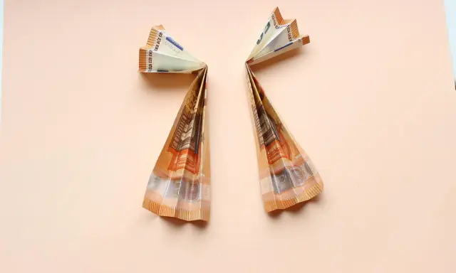 Zwei gefaltete 50-Euro-Scheine bilden Flügel, die an Geldengel falten anleitungen erinnern.