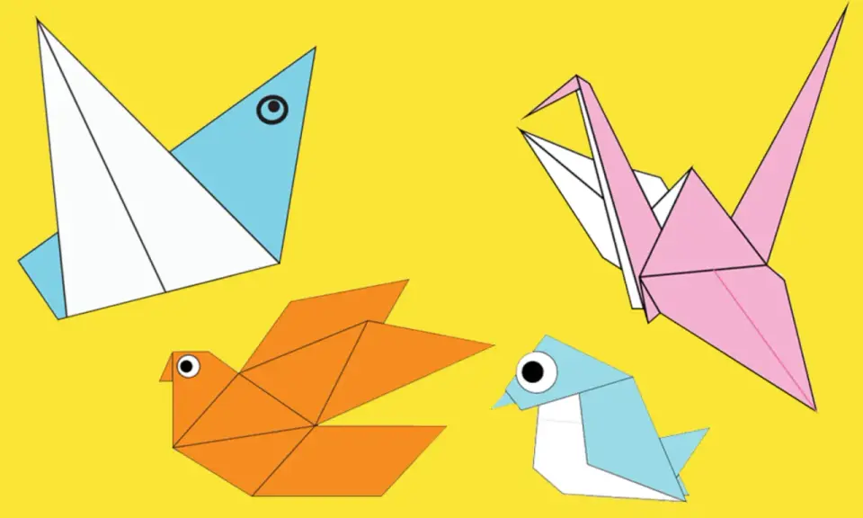 Vier bunte Origami-Vögel, darunter ein blauer Vogel, ein orangefarbener Vogel und ein rosa Kranich, scheinen sich auf einem gelben Hintergrund zu unterhalten. Ein weiterer blauer Vogel, der einem Origami-Pfau ähnelt, blickt nach links.