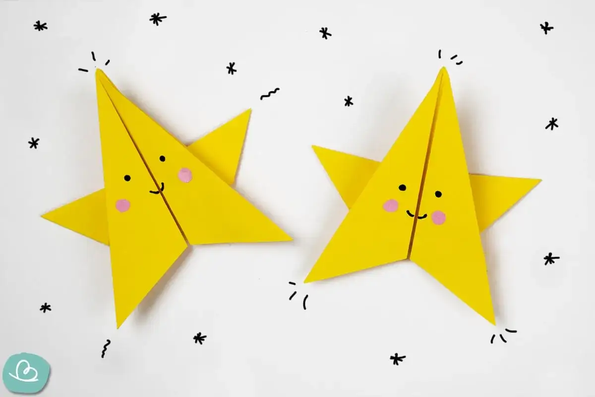 Zwei gelbe Origami-Sterne mit Gesichtern, umgeben von kleinen gezeichneten Sternen. Eine einfache sternschachtel vorlage zum Basteln.