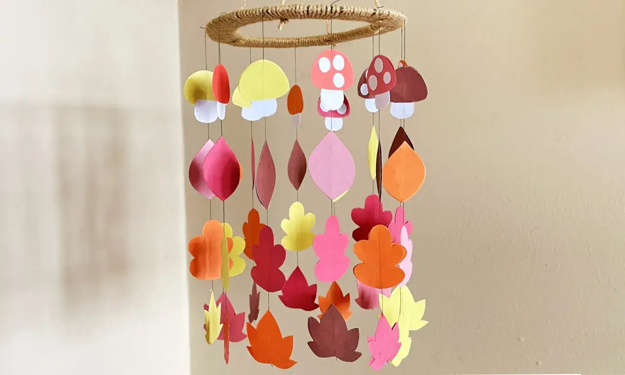Herbstliches Mobile aus Papier: Pilze und bunte Bl&auml;tter. Perfekt f&uuml;r mobile basteln vorlagen kostenlos zum Nachmachen.