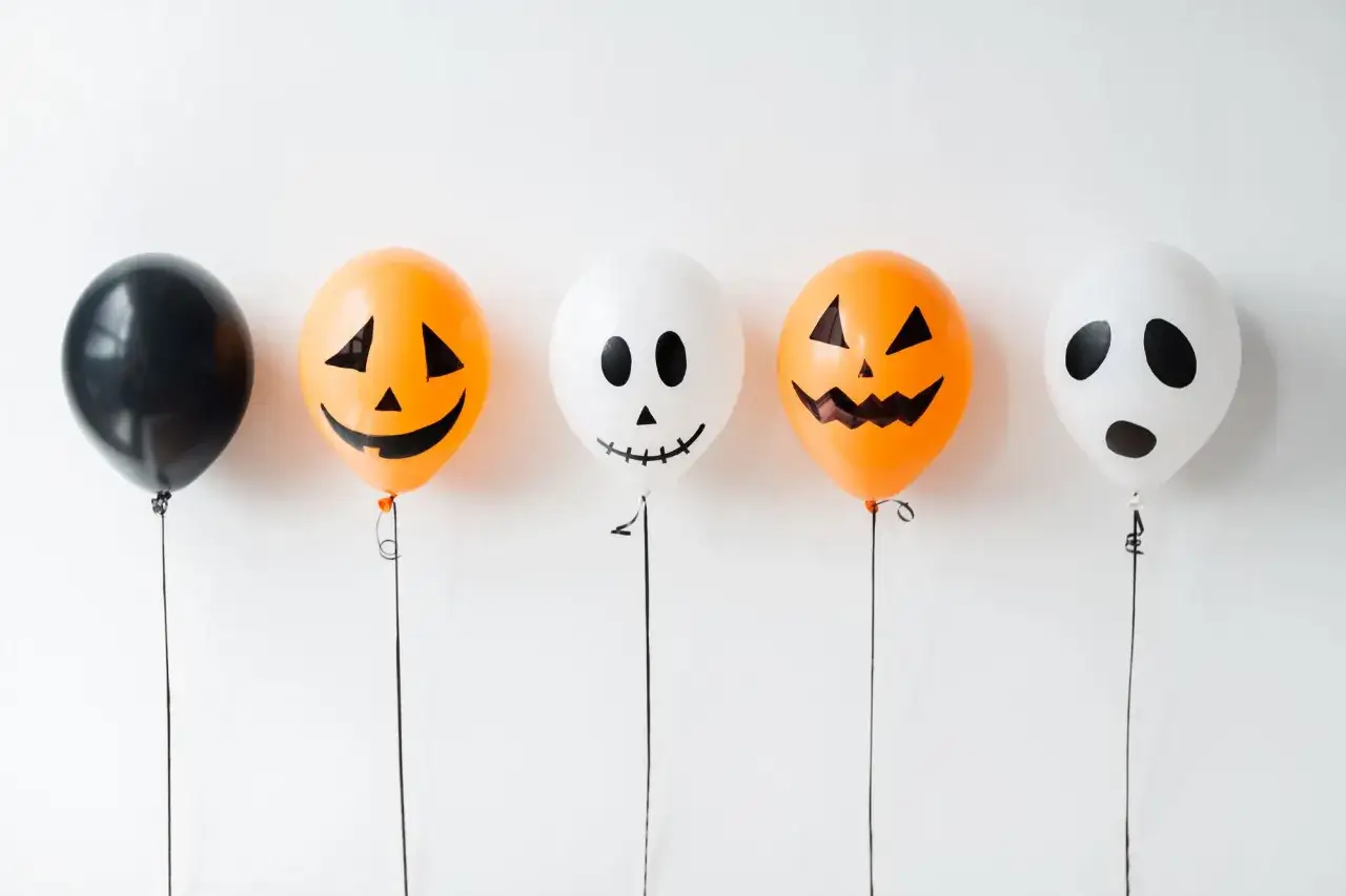 F&uuml;nf Ballons mit Halloween-Gesichtern: K&uuml;rbis, Geist und schwarzer Ballon. Perfekt f&uuml;r last minute Halloween Deko!