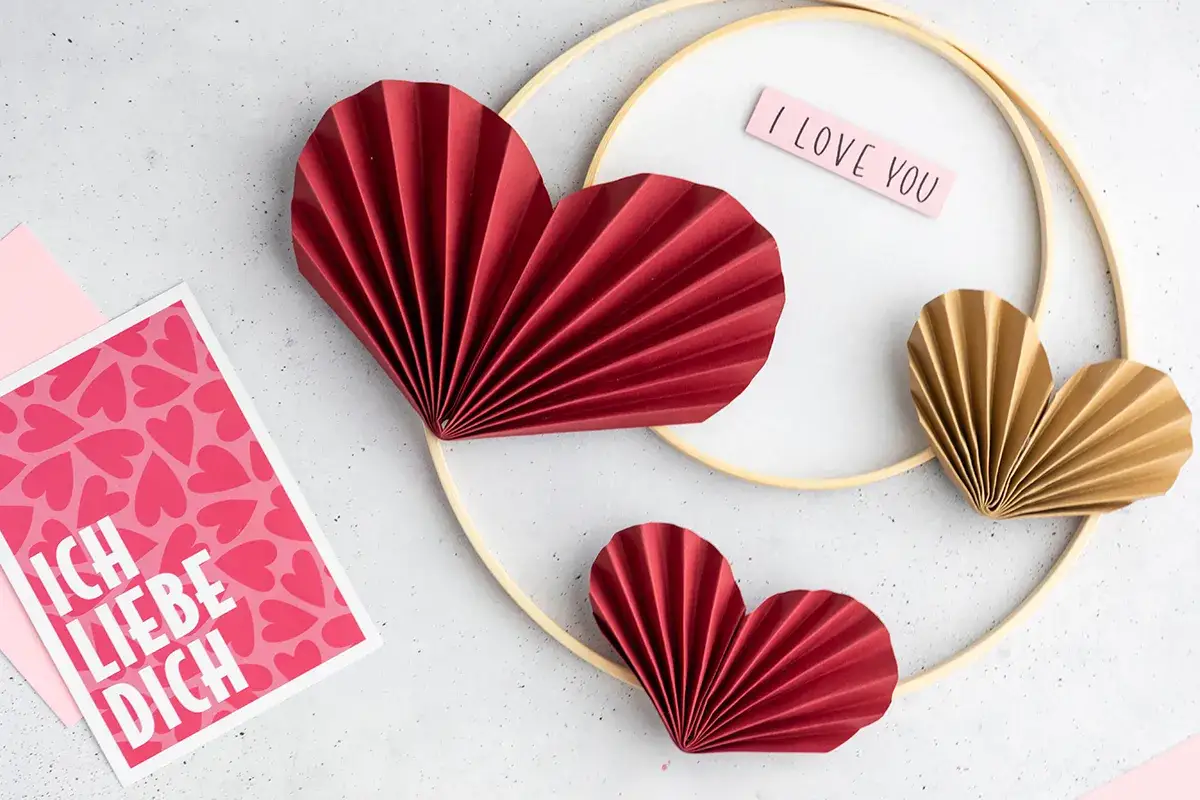 Verliebte selbstgemacht Valentinstag Geschenke selber machen: Papierherzen und Karte 