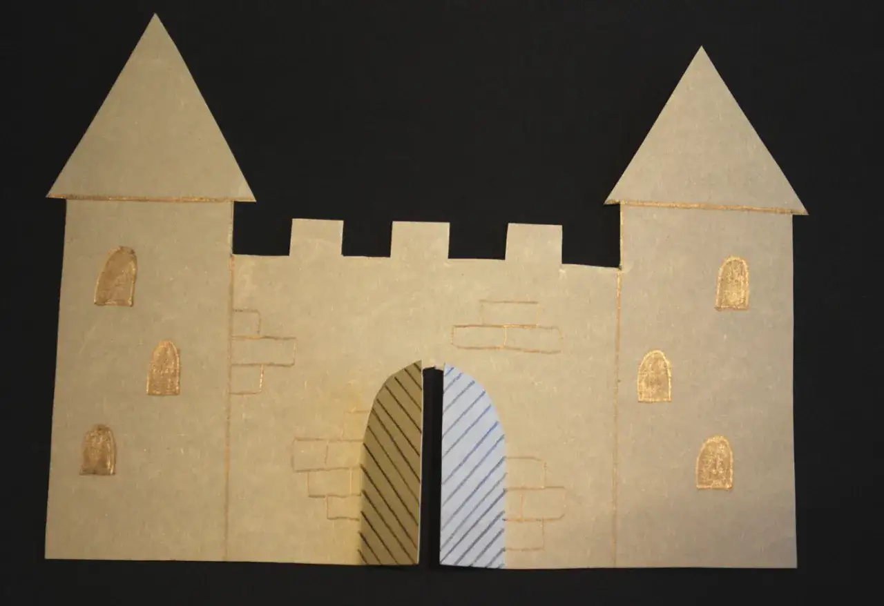 Bastelarbeit: Eine Burg mit T&uuml;rmen und Zinnen, perfekt f&uuml;r eine ritter einladung. Goldene Details und eine geteilte T&uuml;r.