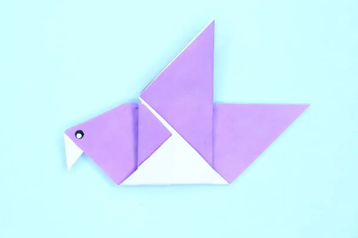 Ein einfacher Origami-Vogel, perfekt f&uuml;r den Kindergarten. Dieses lila Papierkunstwerk zeigt, wie leicht man einen Vogel falten kann.
