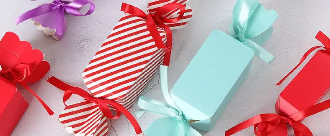 Bunte Schachteln mit Schleifen, ideal zum Basteln von Geschenken aus Schokolade.