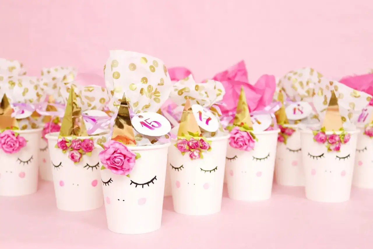 Zauberhafte Einhorn-Becher, perfekt zum Adventskalender basteln. Jede Tasse ist liebevoll gestaltet mit Wimpern, rosigen Wangen und einem goldenen Horn.