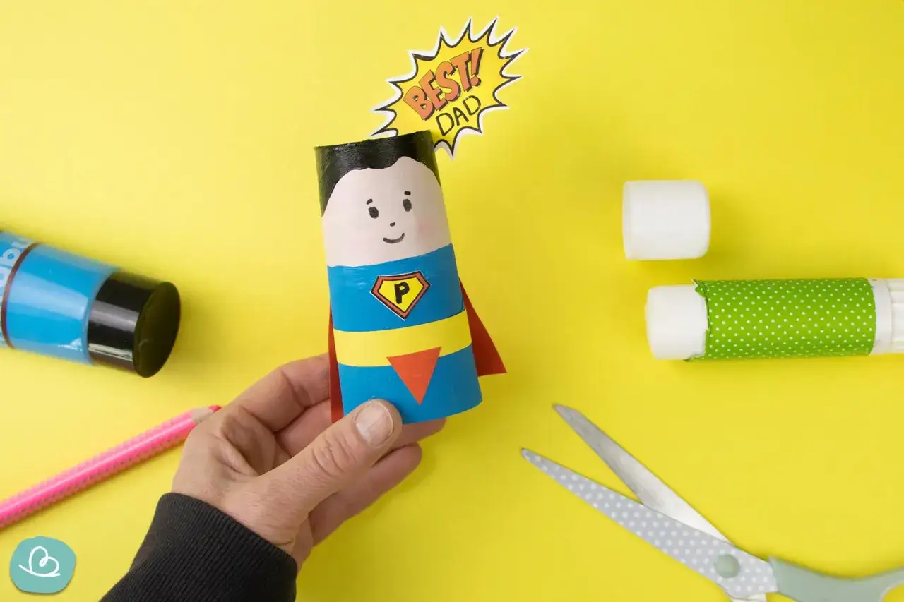 Basteln Vatertag: Superheld aus Klopapierrolle mit 