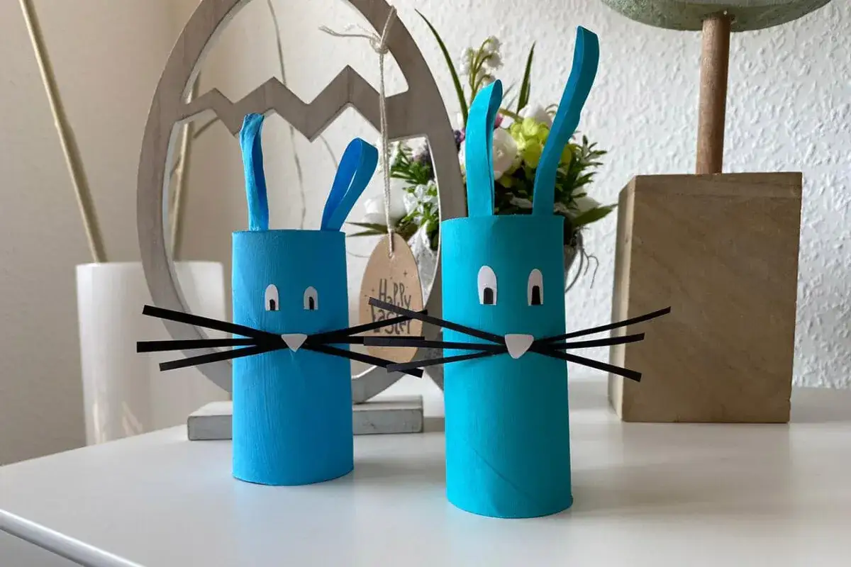 Zwei blaue Toilettenpapierrollen-Hasen mit Schnurrhaaren und Ohren, tolle Oster Bastelideen Kinder.