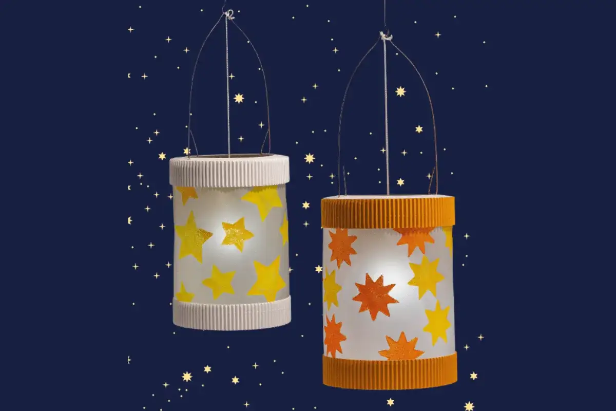 Zwei selbstgebastelte Lampions mit Sternenmotiven, die im Dunkeln leuchten. Ein sch&ouml;nes Beispiel f&uuml;r Lampion falten.