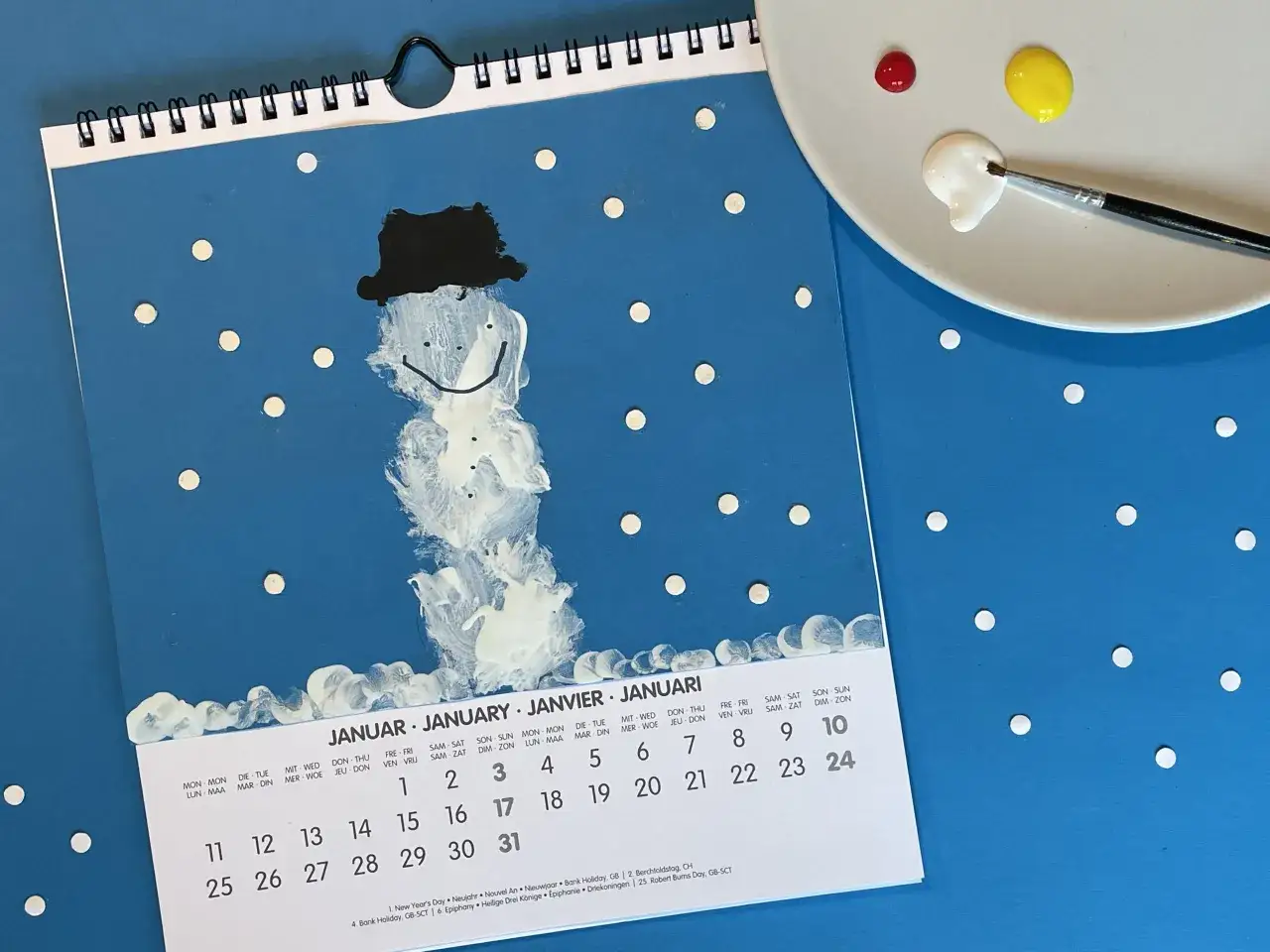 Schneemann-Malerei auf Kalenderblatt f&uuml;r Januar. Tolle kalender basteln ideen f&uuml;r die monate.