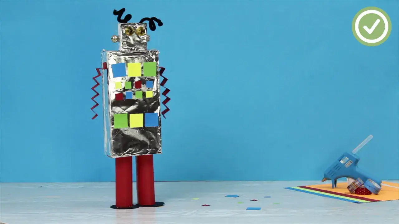 Ein selbstgebastelter Roboter aus Alufolie und bunten Quadraten, bereit f&uuml;r neue Abenteuer. Perfekt zum Roboter basteln!