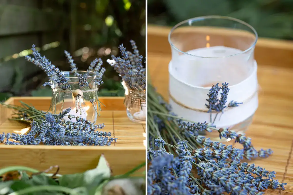 Lavendel-Deko f&uuml;r Geschenke: Zweige schm&uuml;cken Kerzengl&auml;ser auf einem Holztablett. Perfekt, um lavendel geschenke selber machen.
