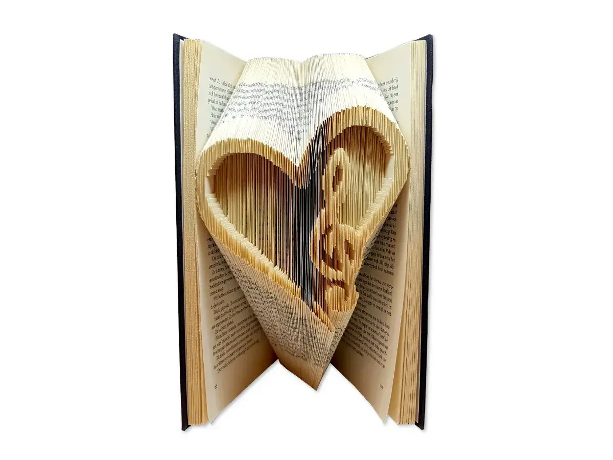 Ein Buch, dessen Seiten zu einem Herz mit Noten gefaltet sind. Eine kreative orimoto anleitung f&uuml;r Kunstliebhaber.