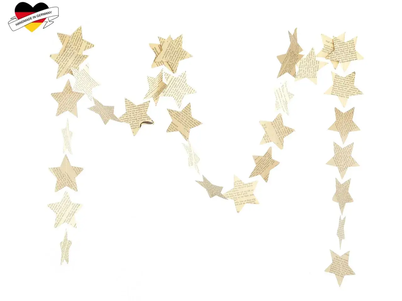 Papier bastelideen weihnachten einfach: Sterne aus Buchseiten hängen als Girlande.