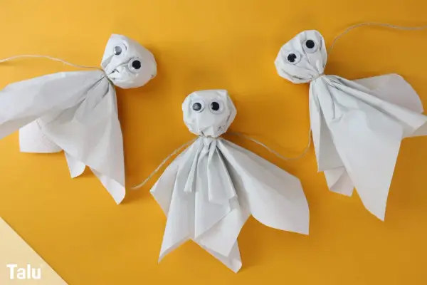 Drei süße Geister aus Papier, die zum Basteln einladen. Perfekt für Halloween-Deko, mit einfachen Vorlagen zum Nachmachen.