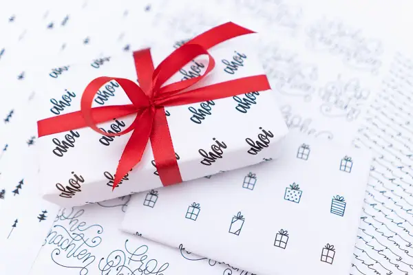 Geschenkpapier zum ausdrucken mit "ahoi" und kleinen Geschenken. Perfekt für maritime Weihnachtsgrüße.