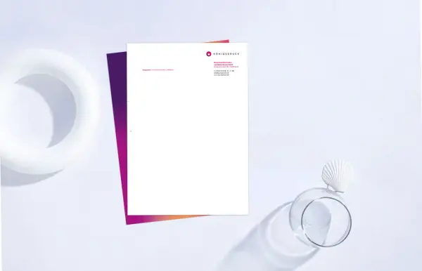 Modernes Briefpapier zum Ausdrucken mit dezentem Farbverlauf und Firmenlogo. Ideal für professionelle Korrespondenz.