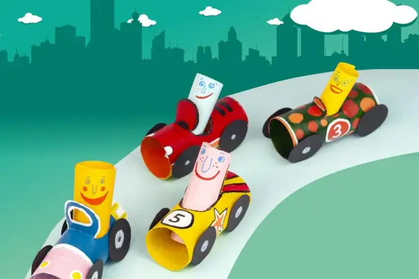 Vier bunte Rollenautos mit Gesichtern rasen auf einer Rennstrecke. Ein tolles Beispiel für auto basteln einfach!