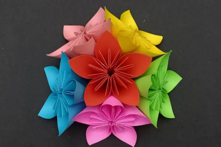 Bunte Papierblumen, kunstvoll gefaltet, ein Beispiel für schönes Blumen basteln.